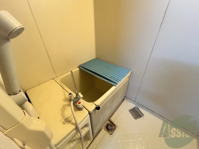 バス・シャワールーム　浴槽はコンパクトで体を洗うスペースが広めです。