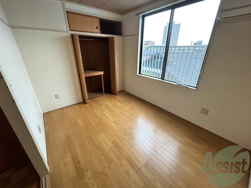 居室・リビング　６帖のリビングは広々として開放感があります。