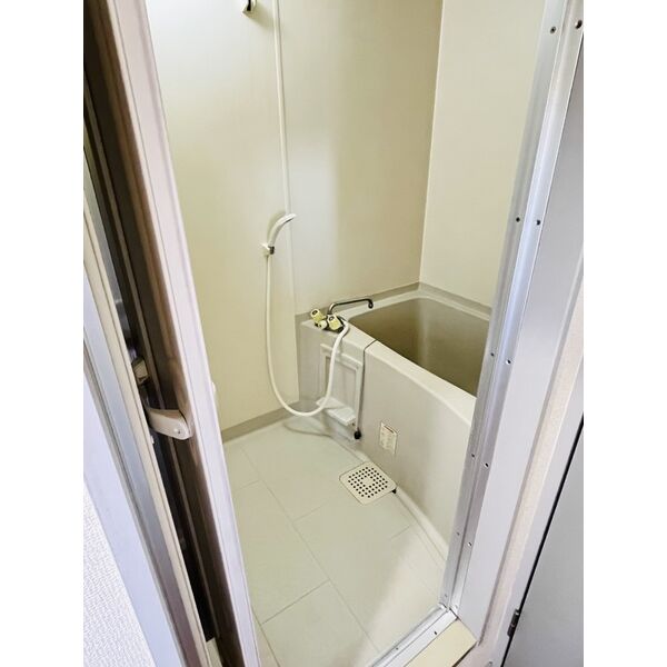 バス・シャワールーム　室内写真は別部屋の写真です。