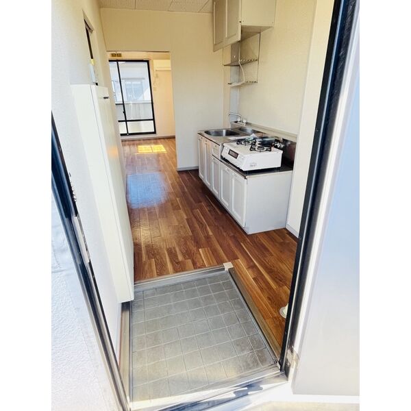 玄関　室内写真は別部屋の写真です。