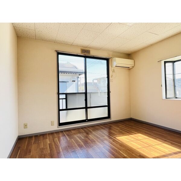 居室・リビング　室内写真は別部屋の写真です。