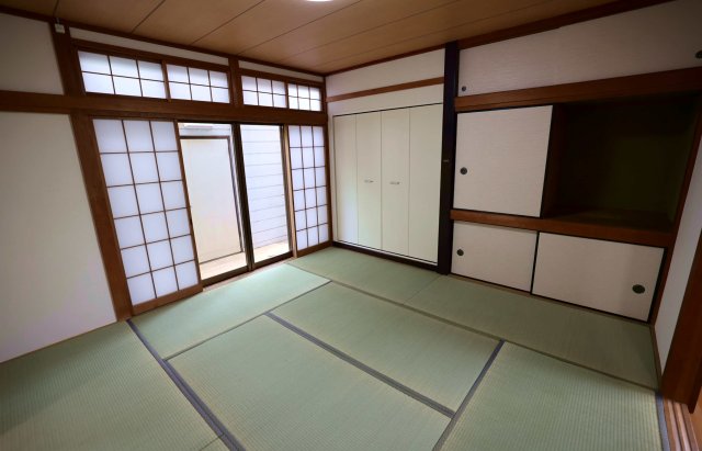 その他部屋・スペース　１階和室８帖（・タタミ表替え・クロス、襖、障子張替済）