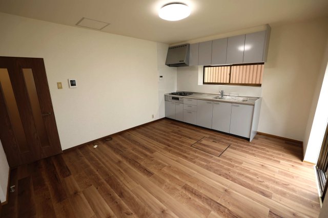 居室・リビング　１階LDK（・システムキッチン交換・フローリング、クロス張替