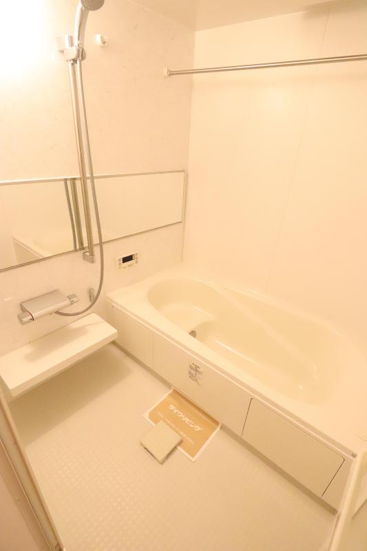 バス・シャワールーム　追い焚き、浴室換気乾燥機付きのバス