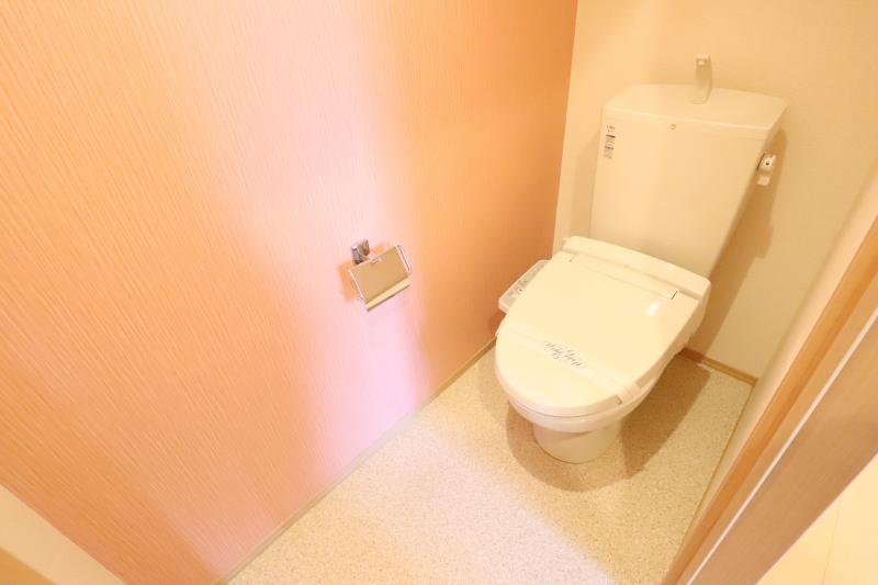 トイレ　温水洗浄暖房便座付きのトイレ