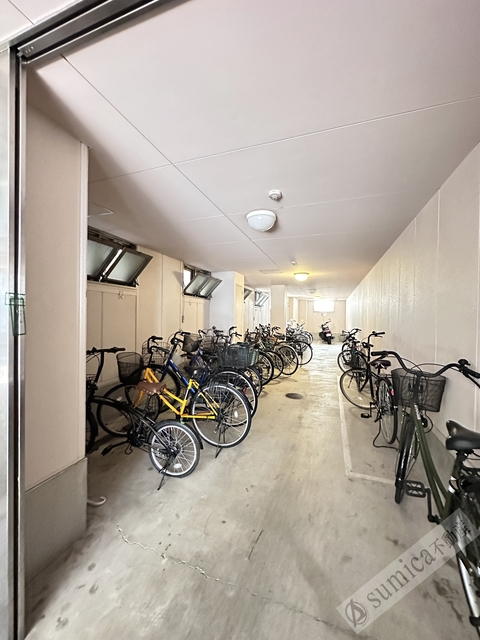 駐車場　屋根付きの駐輪場で雨の日も安心♪