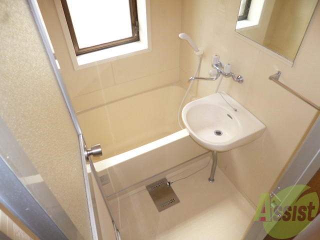 バス・シャワールーム　白いきれいな浴室、肩までしっかり浸かれて疲労もしっかり回復