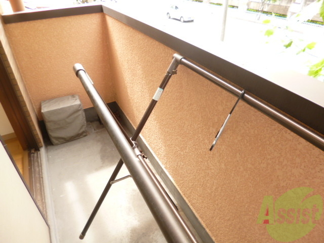 バルコニー　窓の外には緑が見えるので、とても癒されます。