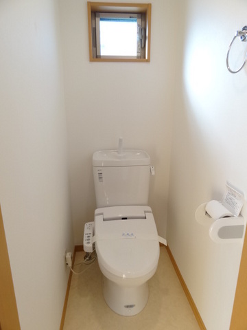 トイレ　換気のできる小窓で清潔な空間を保てます。