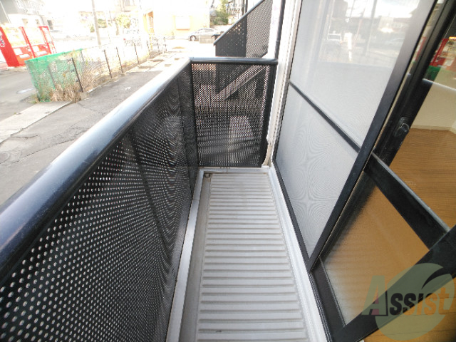 バルコニー　バルコニーは幅もしっかりあって洗濯物がはかどりそうです。