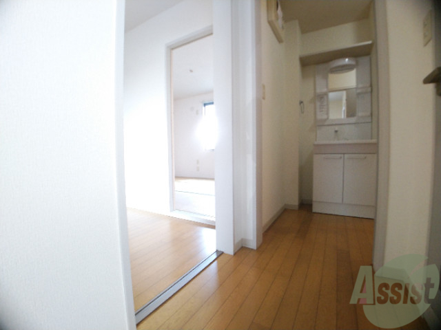 玄関　玄関から撮影しました。綺麗なフローリングです。