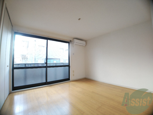 居室・リビング　１１帖のＬＤＫです。陽がさして明るい雰囲気です。