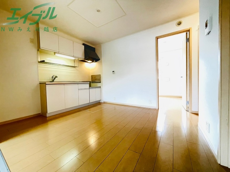 居室・リビング　同型反転参考写真です。