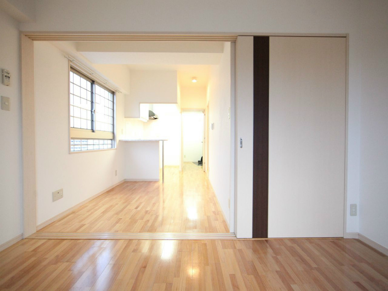 居室・リビング　ＤＫ7帖　洋室5.5帖とつなげても仕切っても使えます