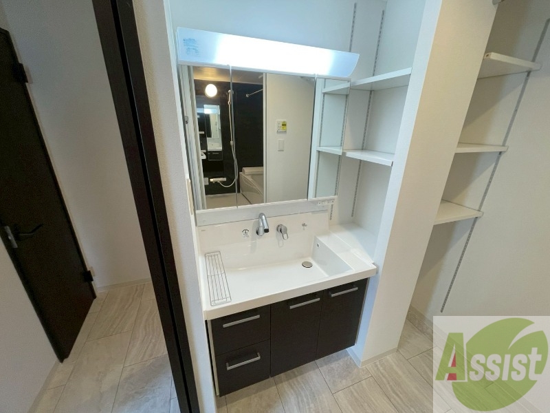 洗面設備　大きくて使いやすそうな独立洗面台になっています。