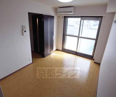 居室・リビング　広く明るい洋室