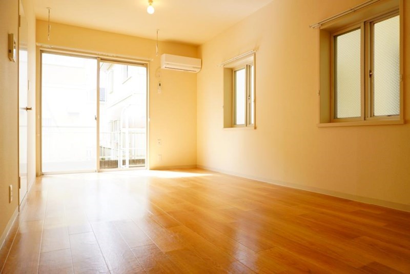 居室・リビング　2面採光のリビング10帖