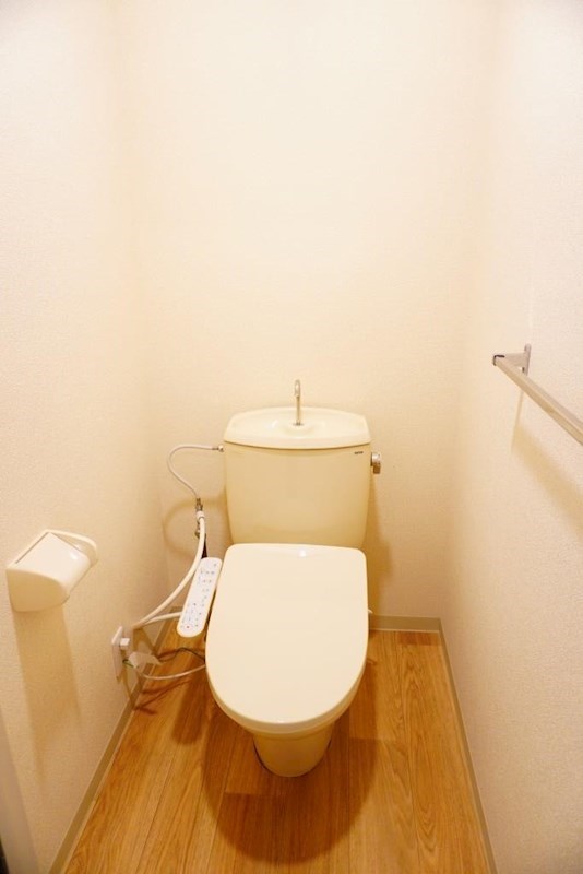 トイレ　トイレは快適な温水洗浄便座付き