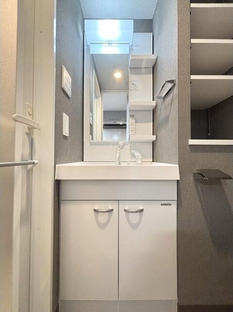 洗面設備　人気な独立洗面台です