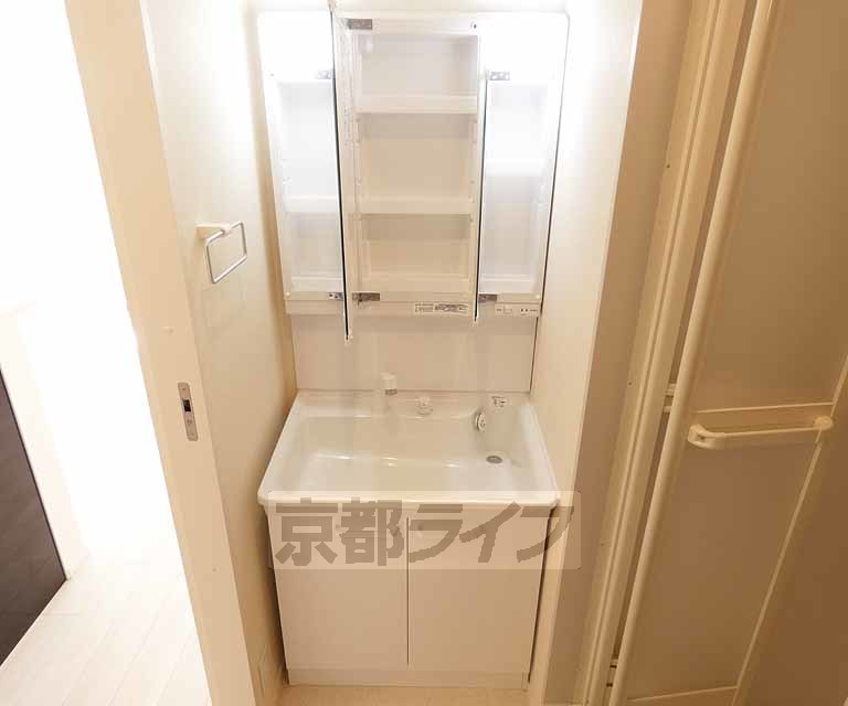 洗面設備　独立洗面台付きです。