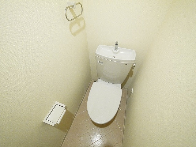 トイレ　落ち着いた色調のトイレです