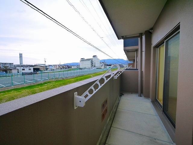 バルコニー　開放的で明るい空間を演出してくれるバルコニーです