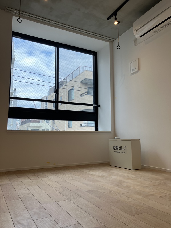 居室・リビング　エアコン、照明付きのお部屋です。