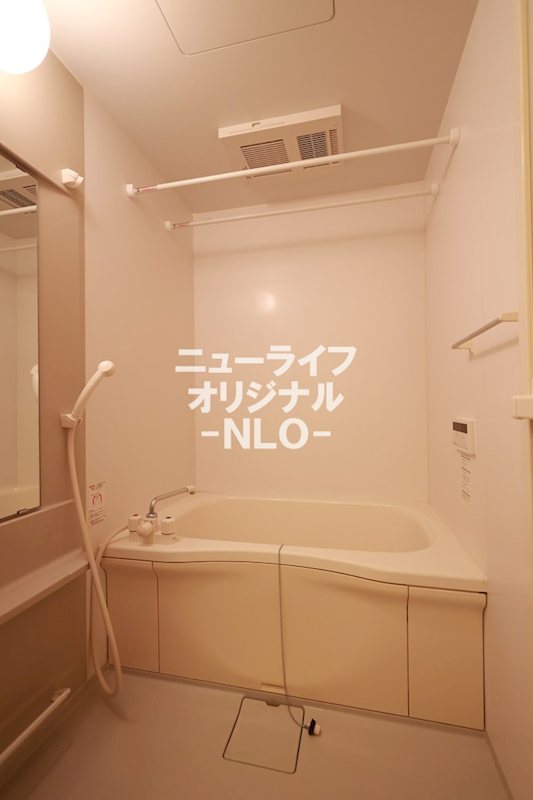 バス・シャワールーム　浴室乾燥機付で雨の日や夜間に洗濯する方にもおすすめです☆