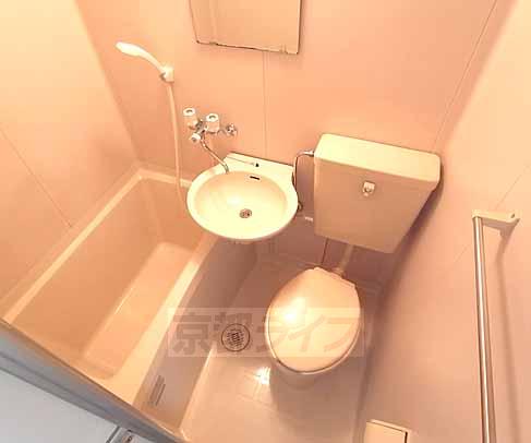 バス・シャワールーム　ユニットバス。お掃除も楽チン。