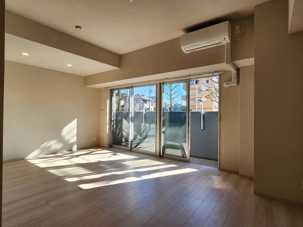 居室・リビング　ワイドサッシ採用、明るいリビング　エアコン　ペアガラス採用