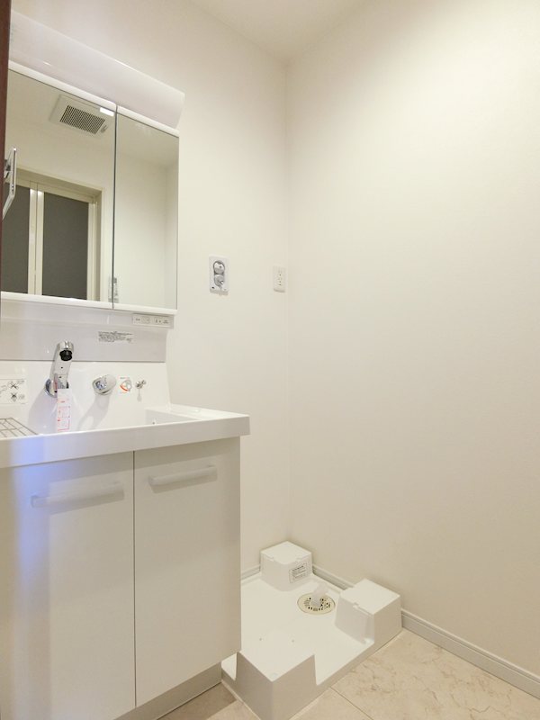 洗面設備　身支度に便利な独立洗面台