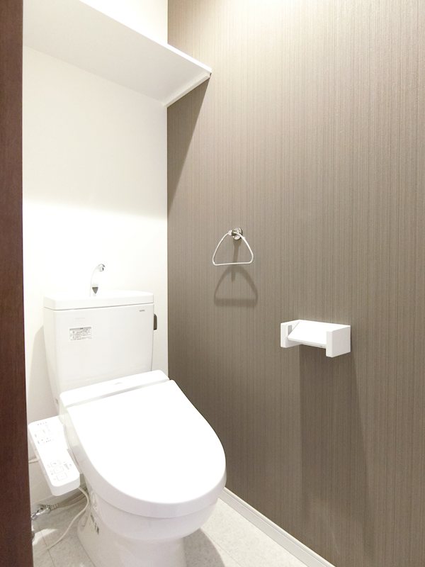 トイレ　便利な棚付きのトイレ