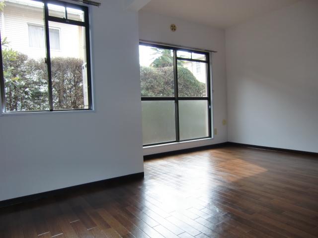 居室・リビング　こちらのリビングで趣味の時間をお楽しみください