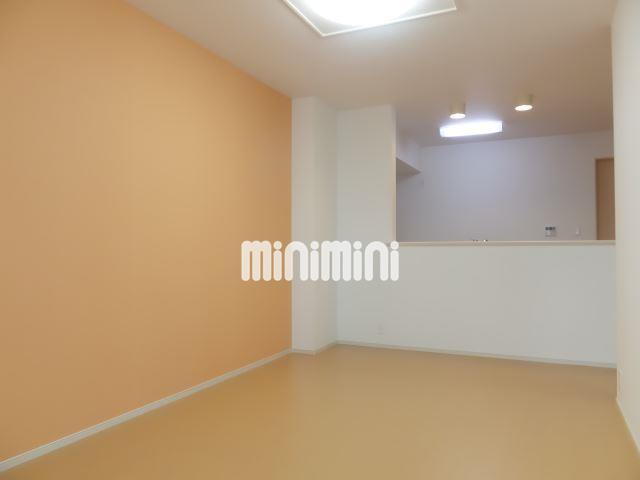 居室・リビング　お洒落なアクセントクロスのリビングです