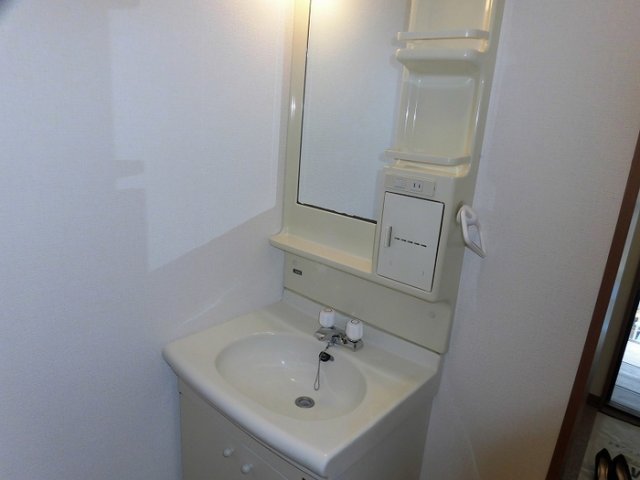 洗面設備　ゆったりとスペースのある洗面所