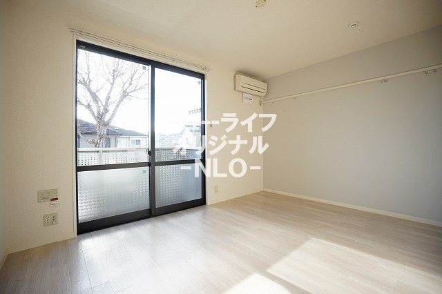 居室・リビング　日当たり良好☆大きな窓から光が差し込みます☆