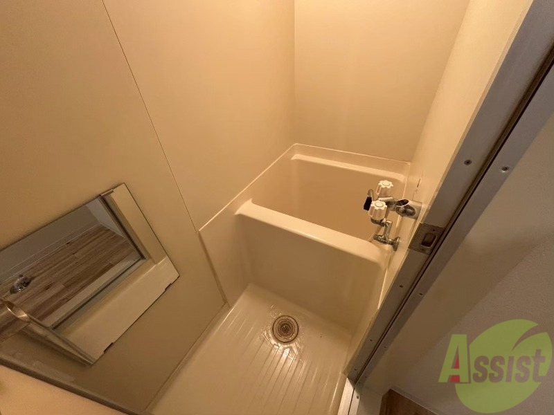 バス・シャワールーム　バスルームは狭すぎず、シャワーも浴びやすそうです。