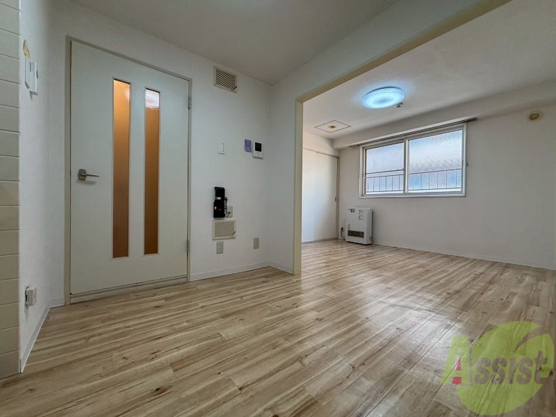 居室・リビング　フローリングと壁のカラーが明るい雰囲気ですね！