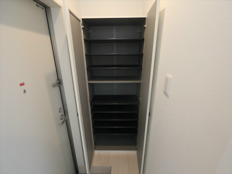 玄関　玄関　シューズボックス付（姿鏡付き）　イメージ写真