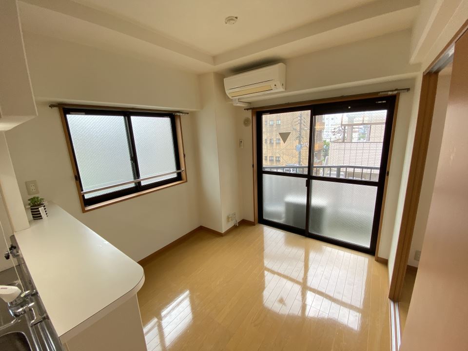 居室・リビング　８．５畳のＬＤＫ！エアコン付き！