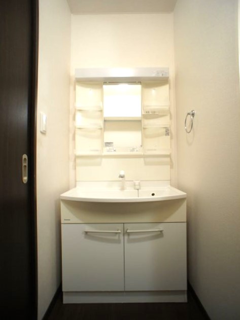 洗面設備　洗髪洗面化粧台と洗濯機置き場があります♪