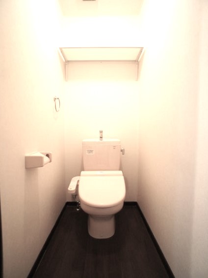 トイレ　温水洗浄暖房便座機能付きです♪