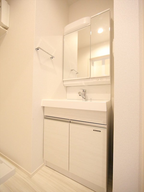 洗面設備　脱衣所　独立洗面台（シャンプードレッサー付）　同仕様写真