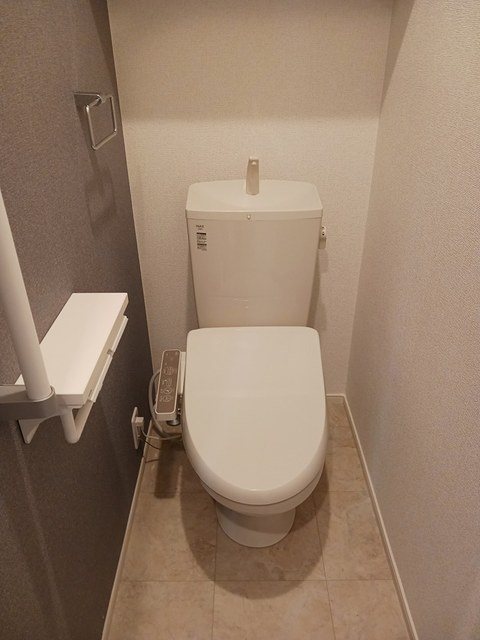 トイレ　温水洗浄便座