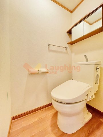 トイレ　落ち着いた色調のトイレです