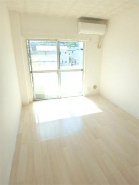 居室・リビング　６帖の洋室です