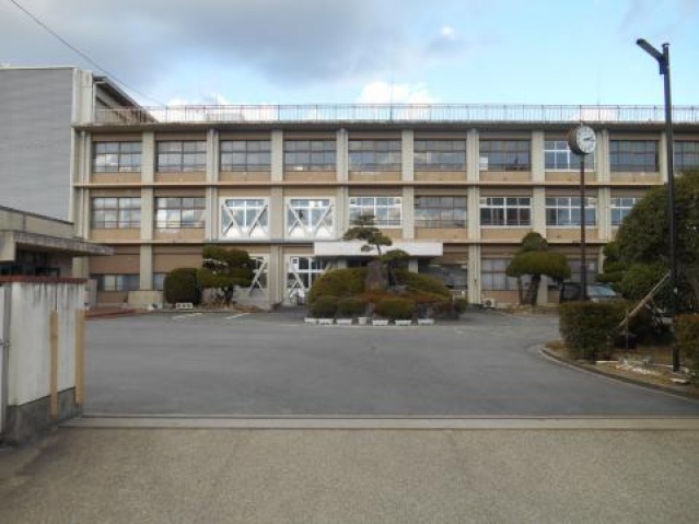 中学校　御所市立御所中学校（中学校）まで1500m