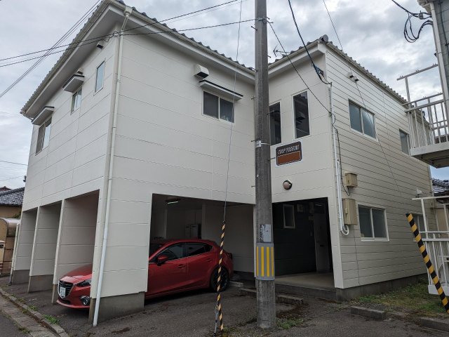 建物外観　駐車箇所は電信柱横No.6区画。2023年9月に外壁修繕完了