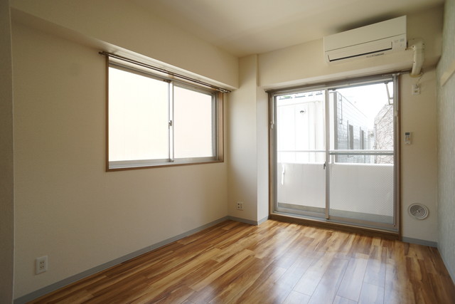 居室・リビング　２面採光なので、明るく風通しのよい過ごしやすいお部屋です♪