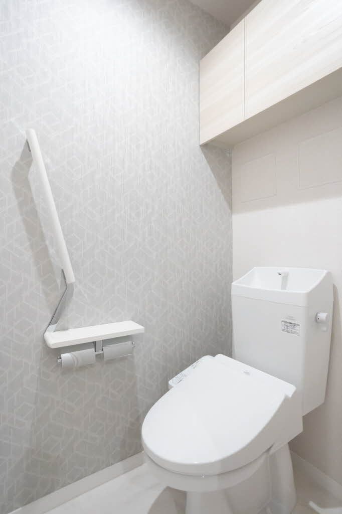 トイレ　うれしい洗浄付き暖房便座です。上にはトイレットペーパーなど…